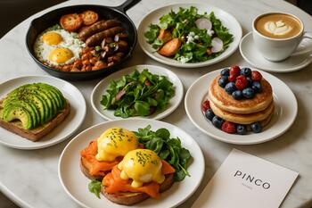 Разнообразие блюд на бранче в кафе Pinco